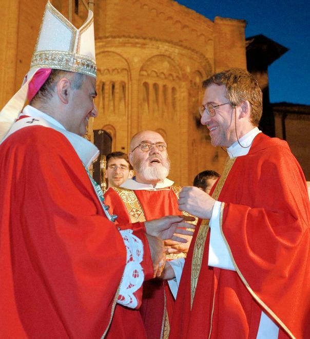 Il grande abbraccio e l’augurio del parroco Zironi