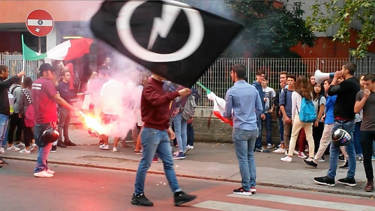 La manifestazione del Blocco studentesco davanti al liceo Cicognini