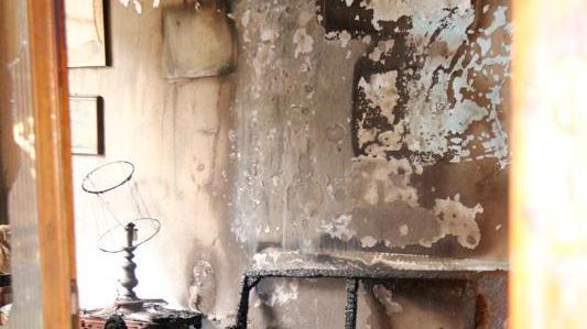 La sala distrutta dalle fiamme (Marzi/Pentafoto)