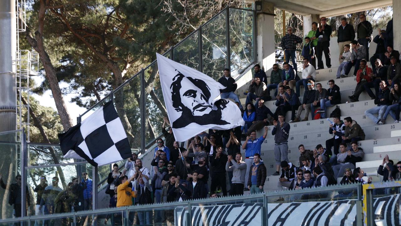 I tifosi del Viareggio allo stadio dei Pini