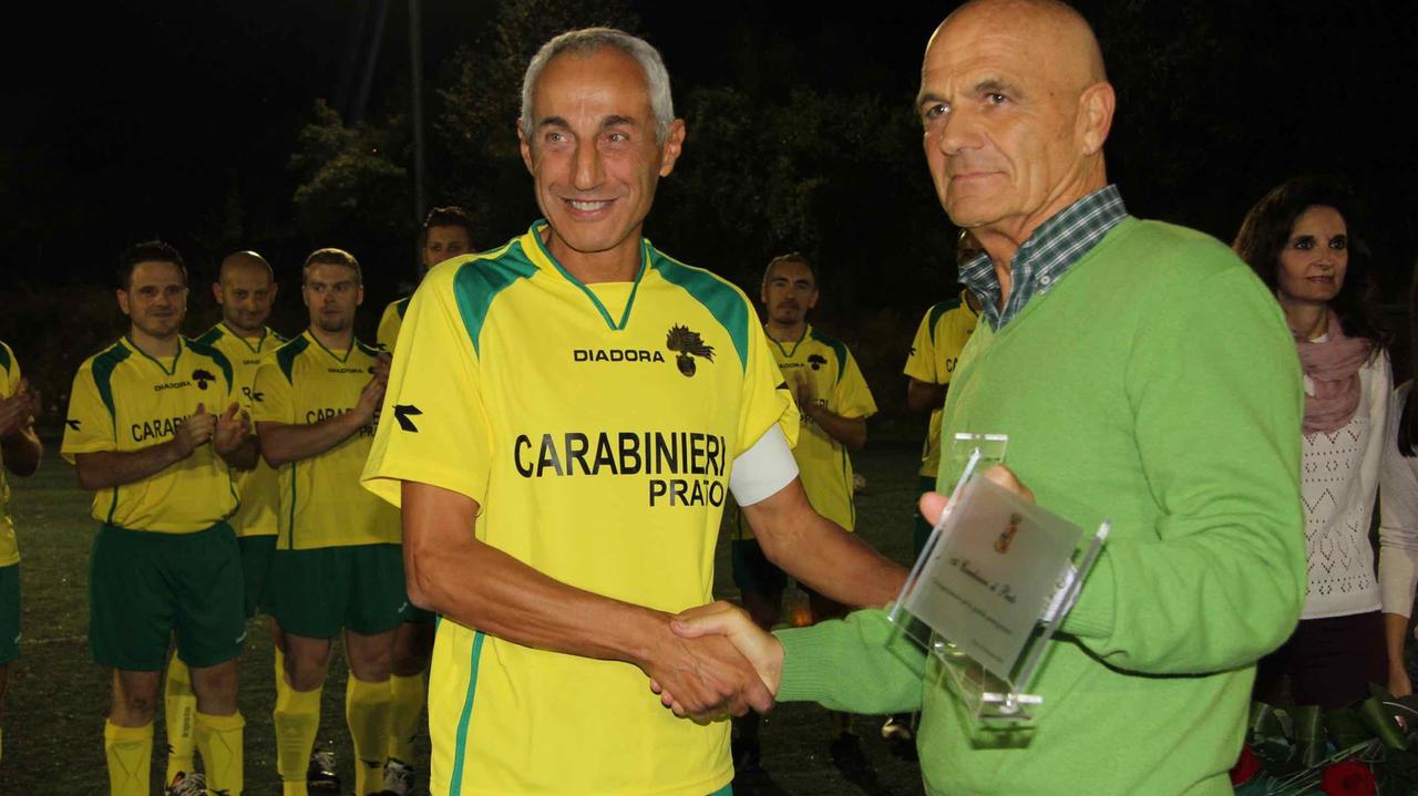 Giuseppe Caputo stringe la mano al questore Filippo Cerulo
