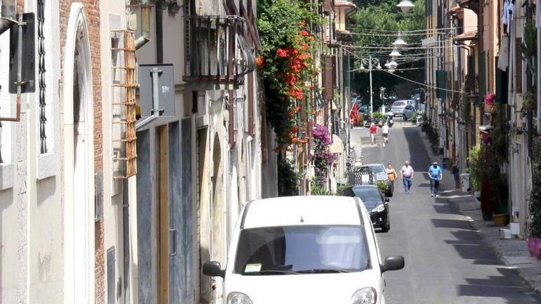 Auto nel centro di Pietrasanta