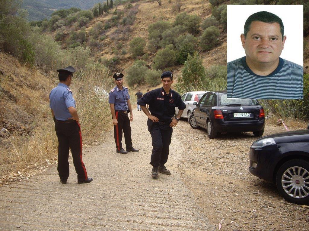 I carabinieri sul luogo della morte di Sisinnio Pittau (nel riquadro)