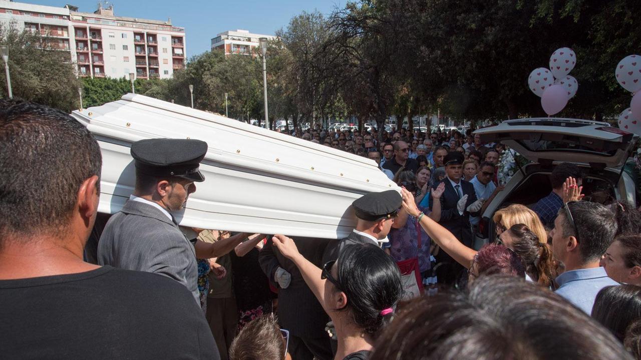 I funerali della piccola Letizia Trudu (foto Mario Rosas)