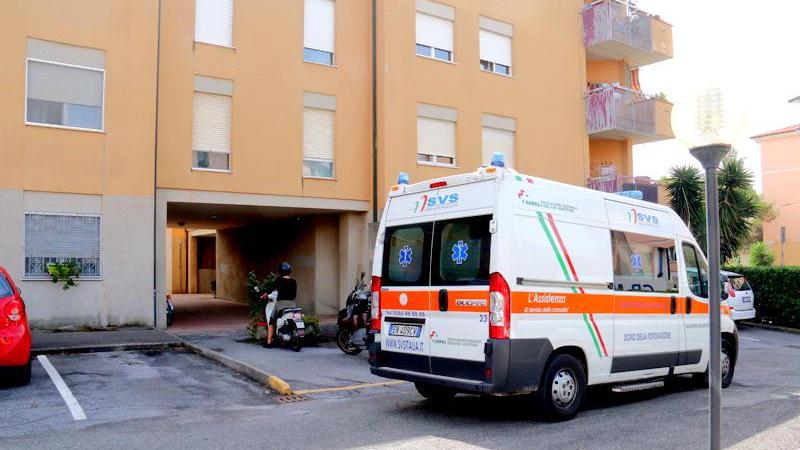 L'ambulanza in via Agnoletti per le minacce (Marzi/Pentafoto)