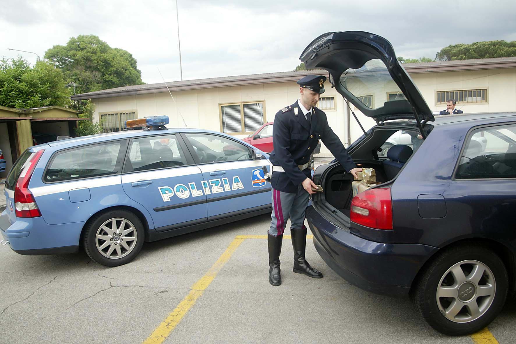 Fanno incetta di merce ai Gigli, ma la polizia stradale li scopre