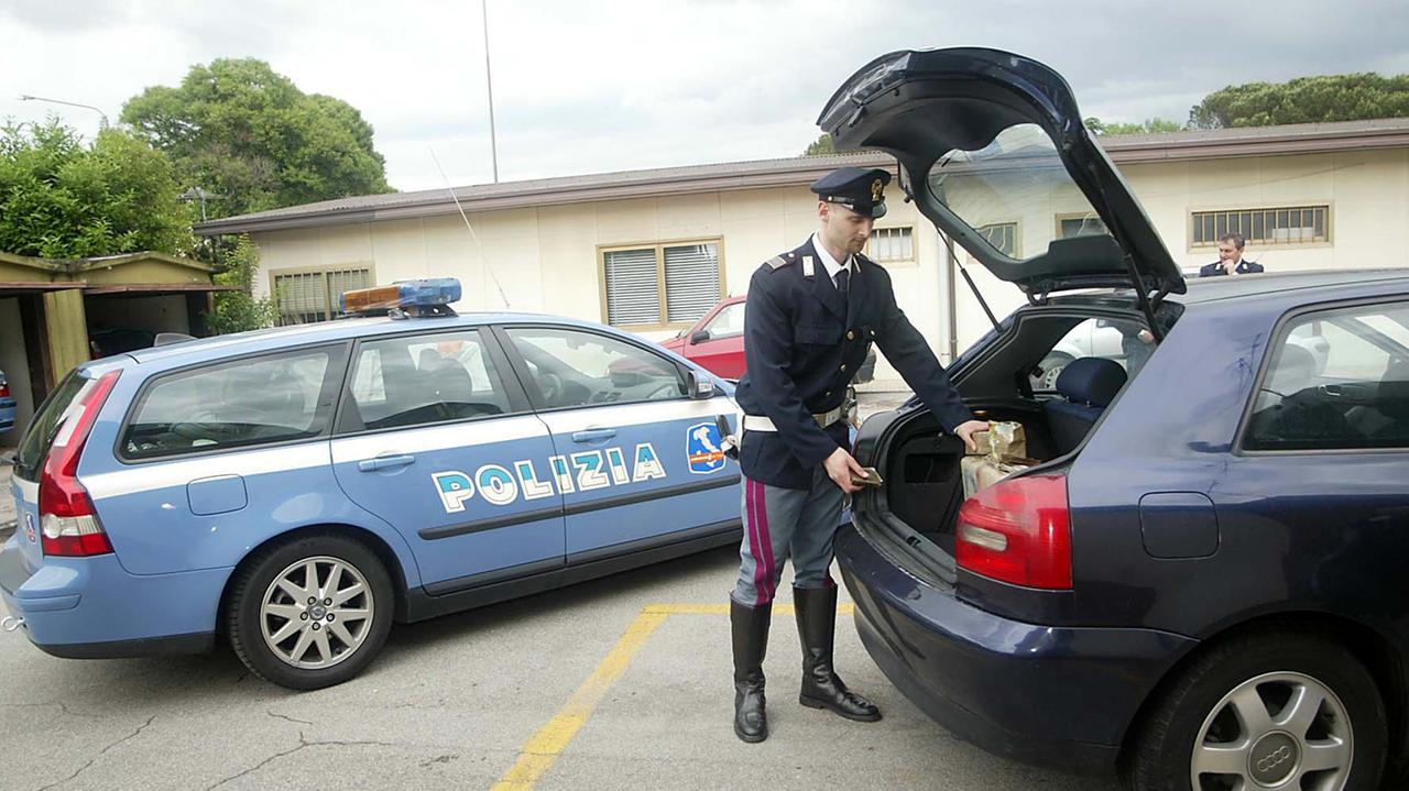 Fanno incetta di merce ai Gigli, ma la polizia stradale li scopre