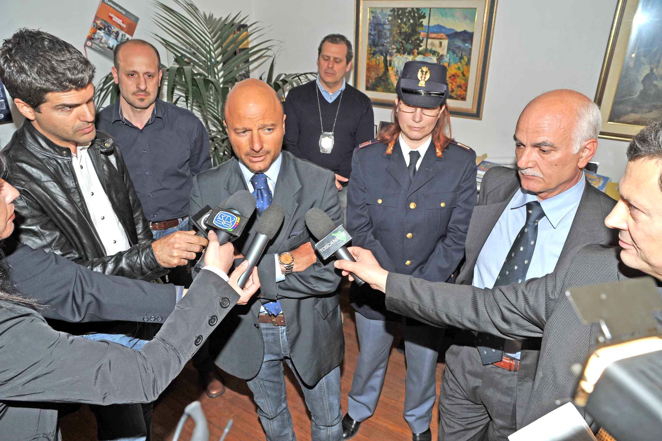 Al centro il dirigente della Digos, Luigi Larotonda (foto Gori)