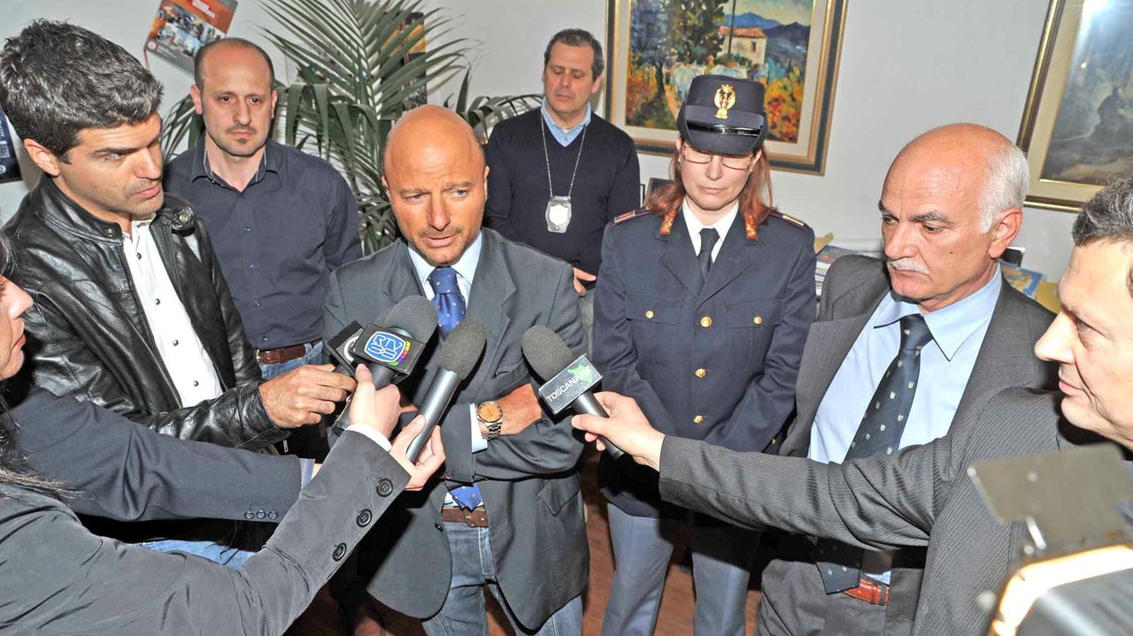 Al centro il dirigente della Digos, Luigi Larotonda (foto Gori)