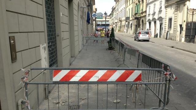 Il marciapiede transennato e i detriti caduti in via Magnolfi (foto Batavia)