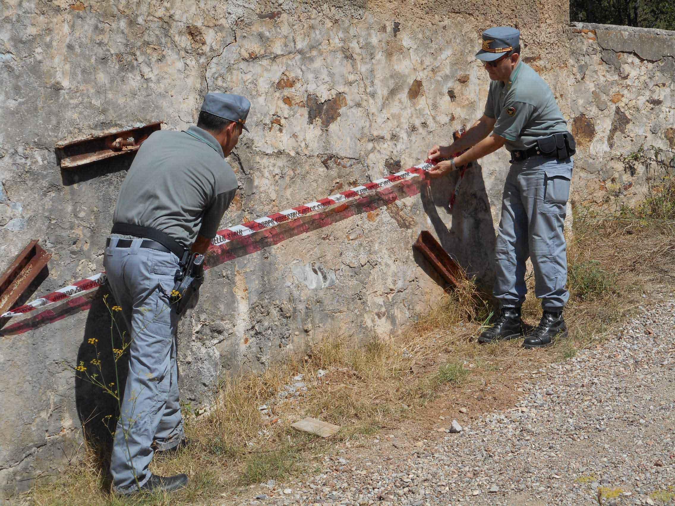 Gli uomini della Forestale applicano i sigilli al manufatto sequestrato