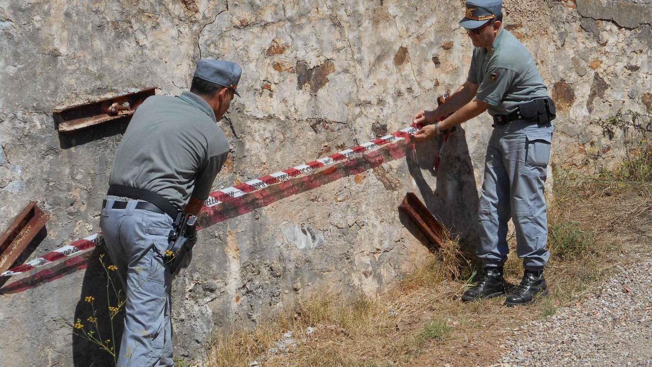 Gli uomini della Forestale applicano i sigilli al manufatto sequestrato