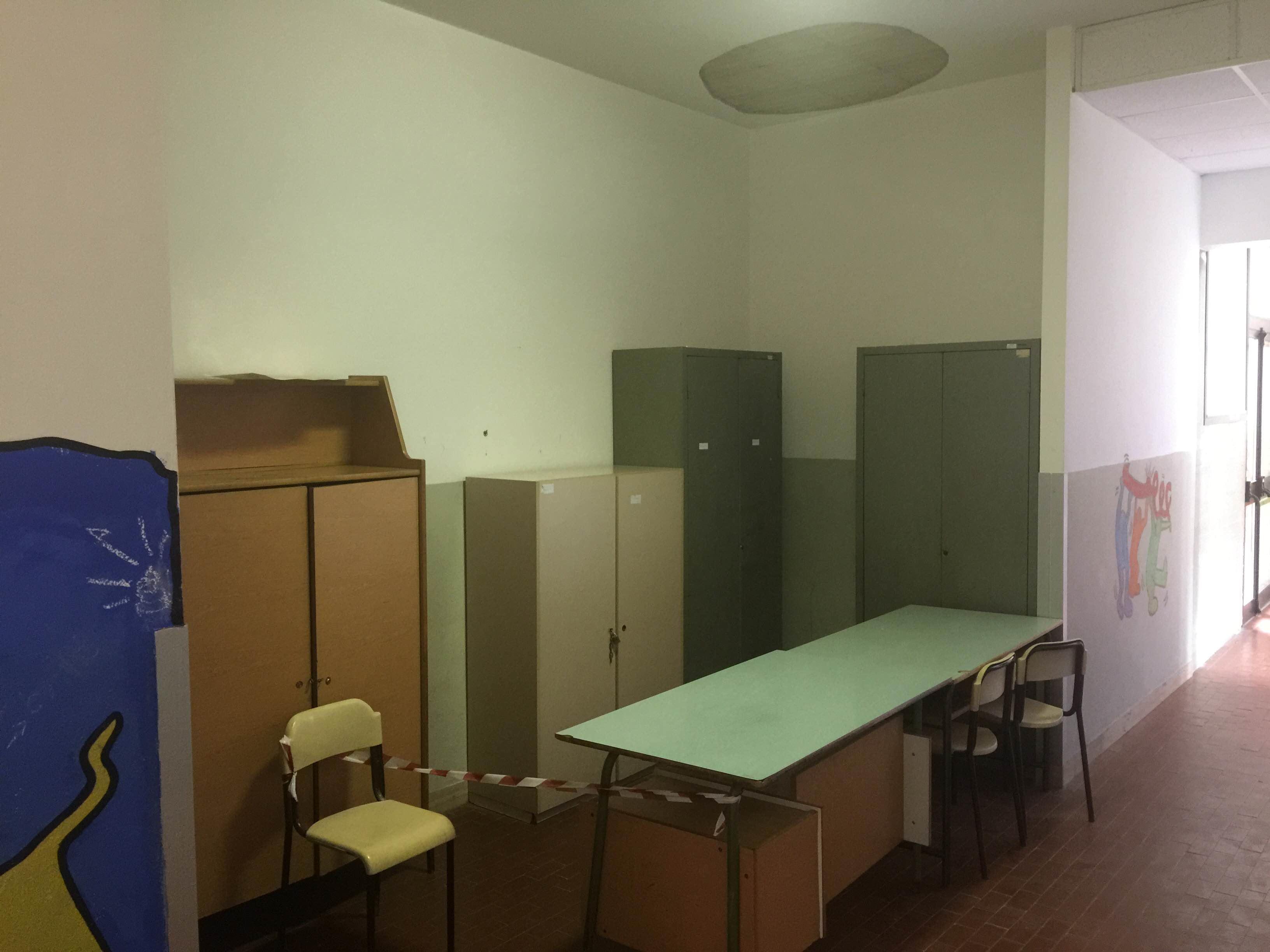 L'area interessata dalla caduto dell'intonaco all'interno della scuola