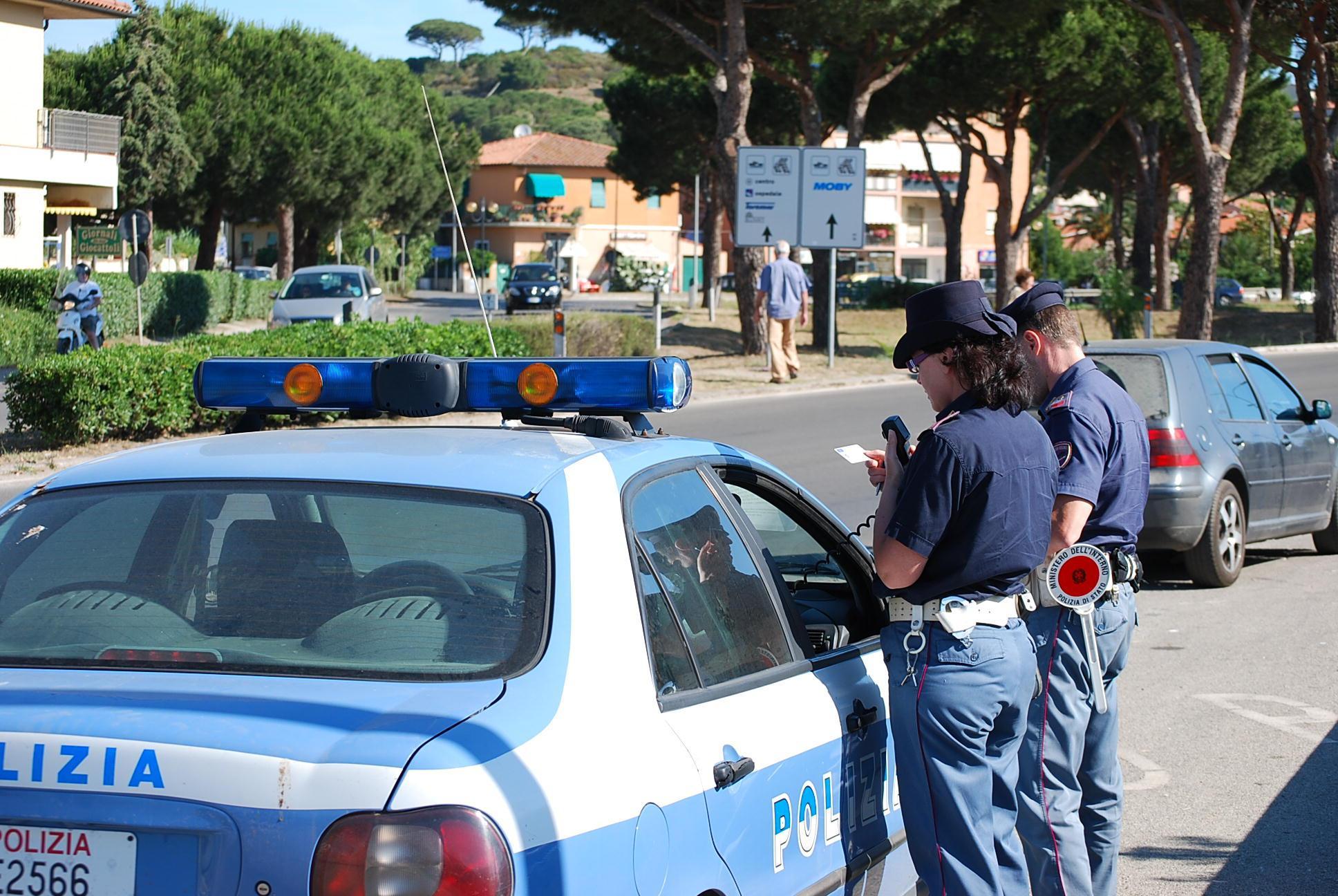 Gli agenti della polizia di Portoferraio