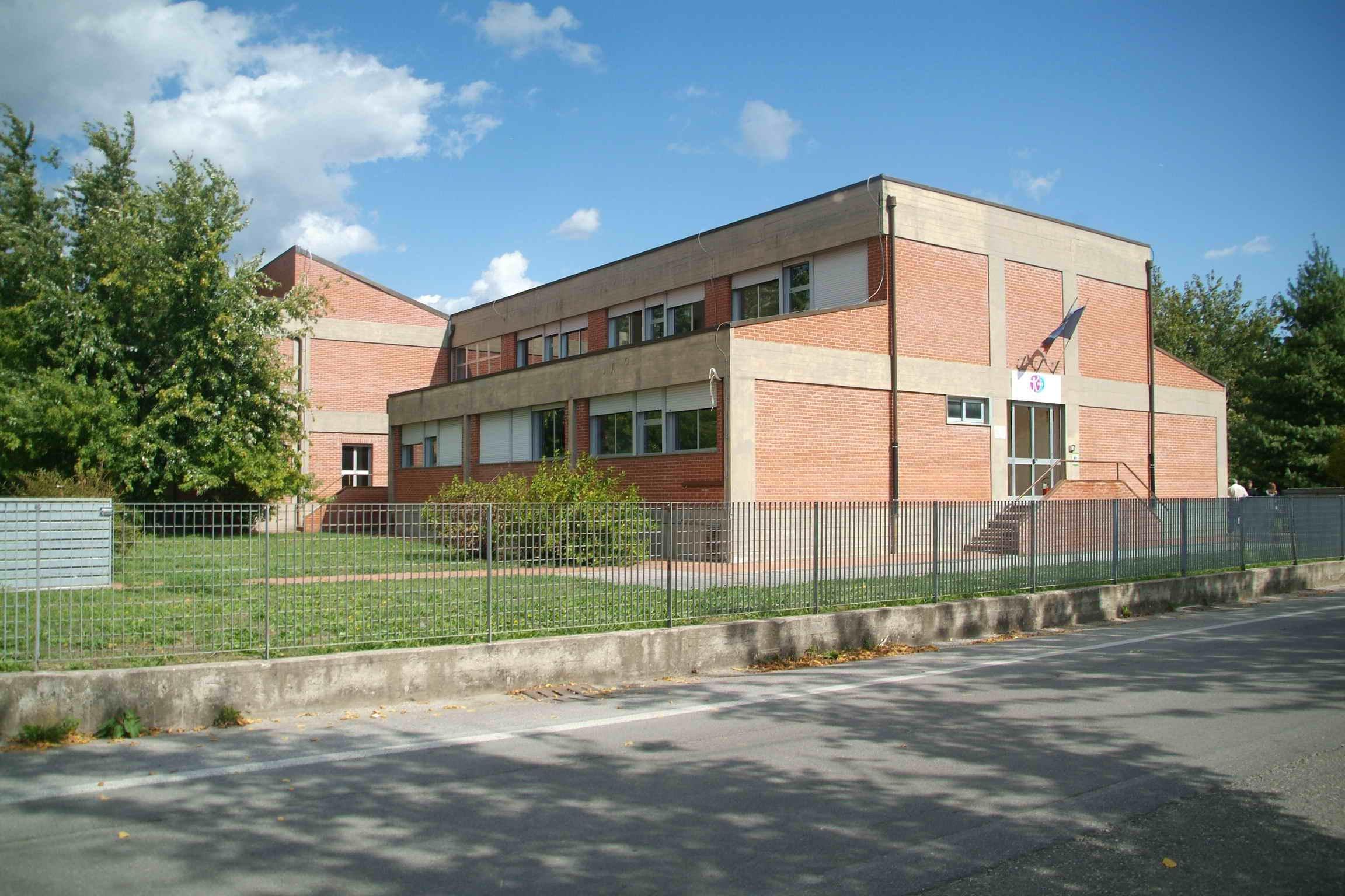 Cade un pezzo d'intonaco a scuola, colpita una ragazzina