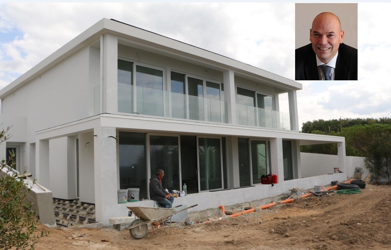 La casa a Sorso per cui Antonello Peru (nel riquadro) è finito sotto inchiesta