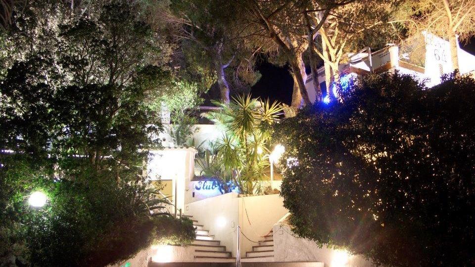 La scalinata all'esterno del Club 64 (foto tratta dalla pagina Facebook del locale)