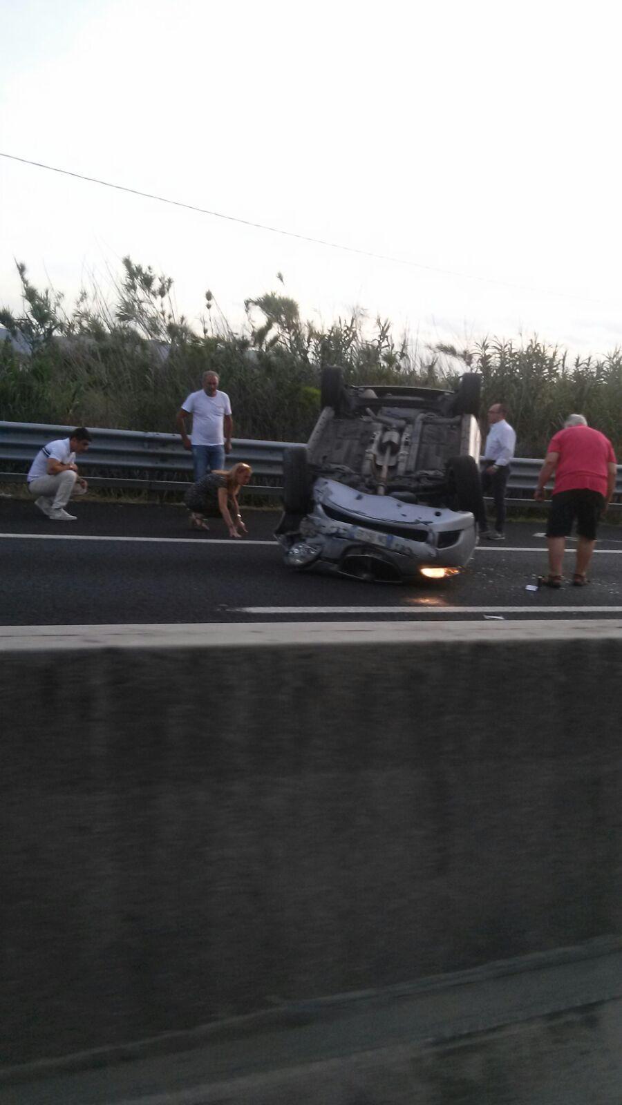 L'auto ribaltata sull'A1 in direzione Firenze