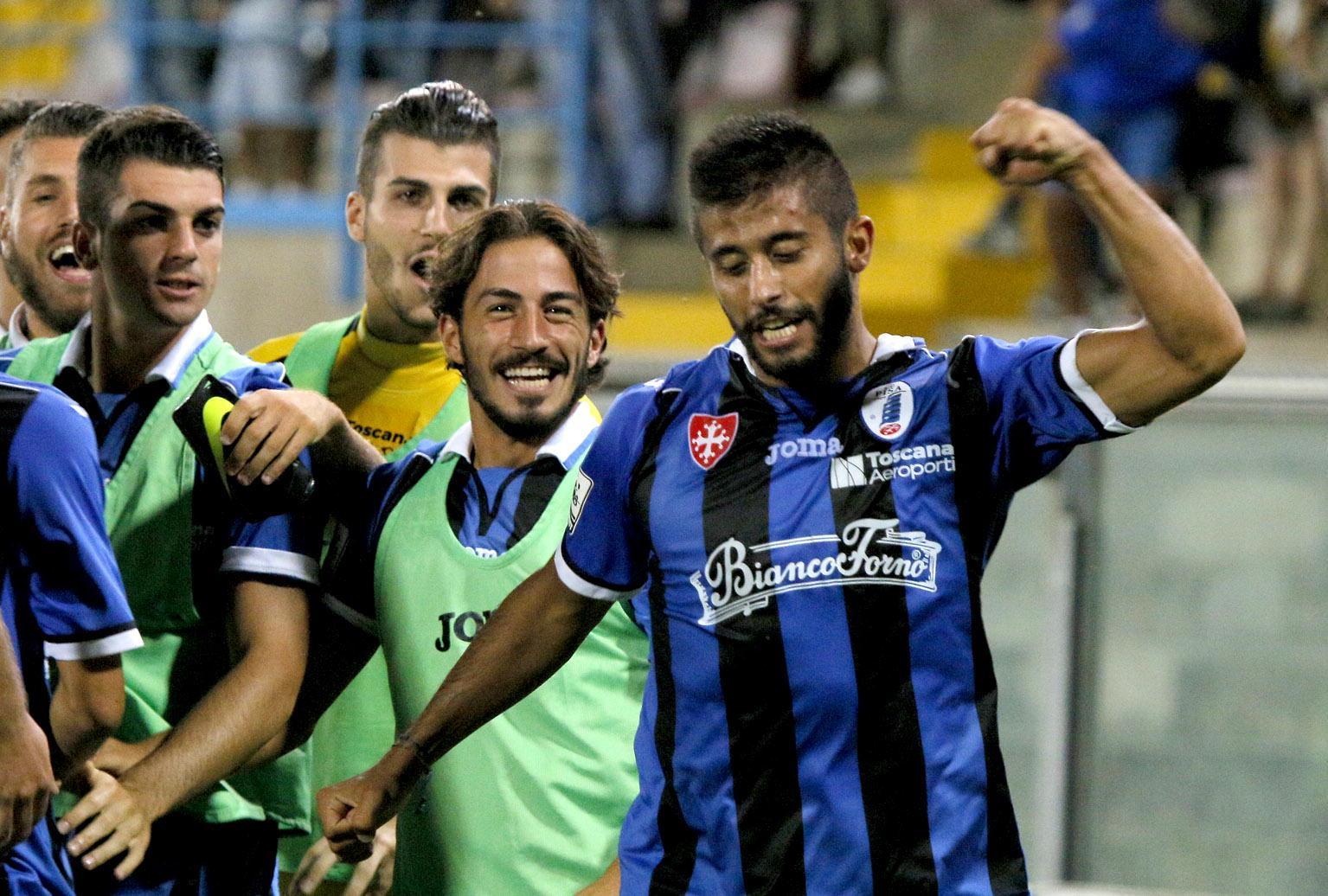 Verna festeggiato dai compagni dopo il gol contro il Prato (Muzzi)