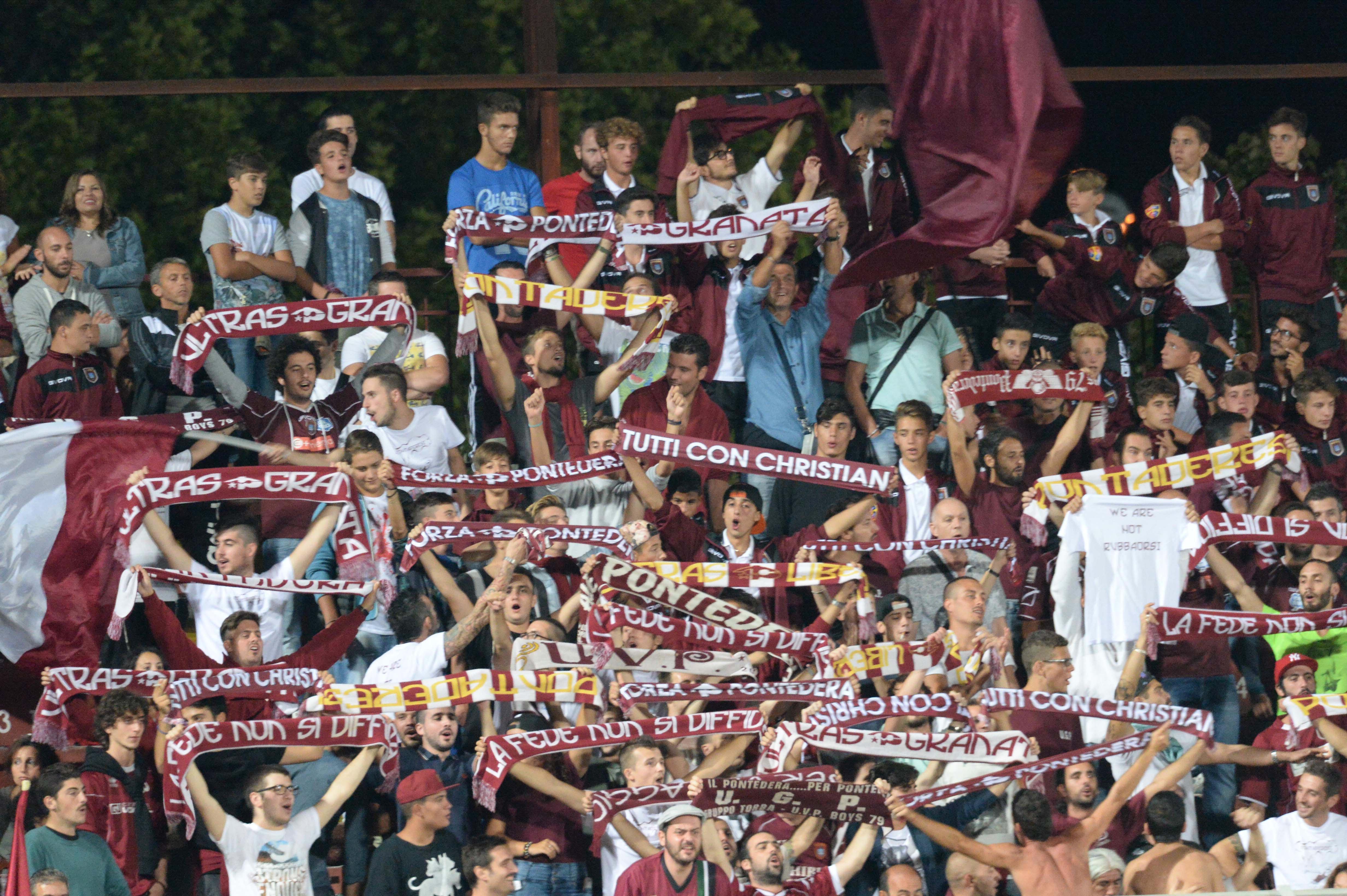 La sciarpata dei tifosi del Pontedera (Franco Silvi)