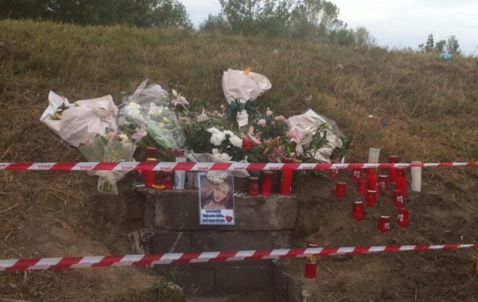Un “altare” di ceri e fiori sull’argine del Po per Elena Gorgos 