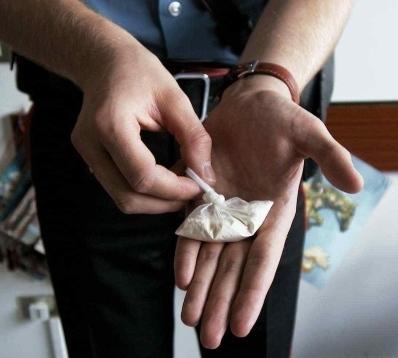 Trova un etto di cocaina nel giardino di casa