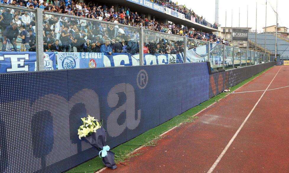 Un mazzo di fiori in memoria di Sani