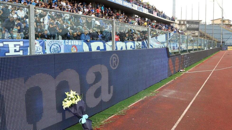 Un mazzo di fiori in memoria di Sani