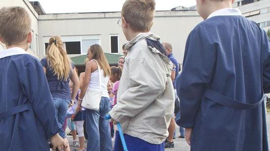 Gli alunni a scuola Bidelli e segretari no