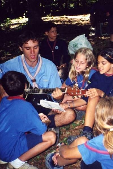 Le motoseghe fanno a pezzi il pino degli scout 