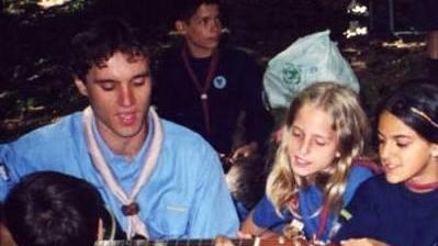 Le motoseghe fanno a pezzi il pino degli scout