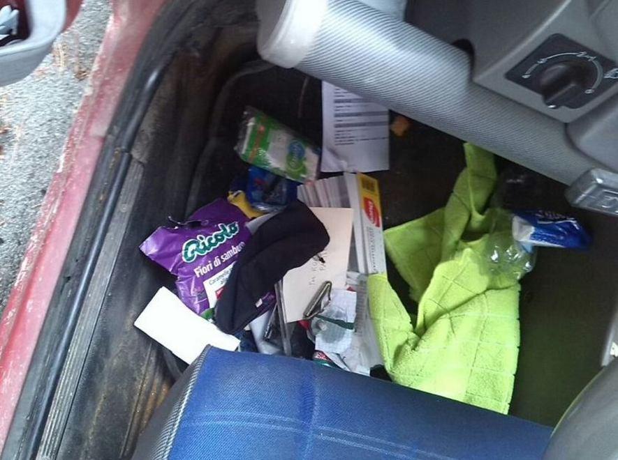 Botte, vetrine in frantumi e un’auto svaligiata 