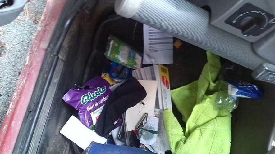 Botte, vetrine in frantumi e un’auto svaligiata