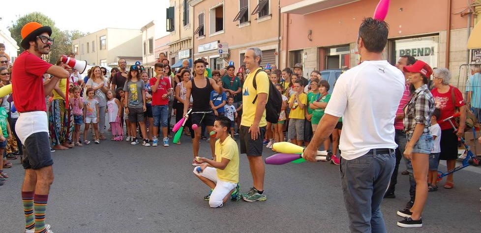 Parada, allegria e nasi rossi per combattere l’indifferenza