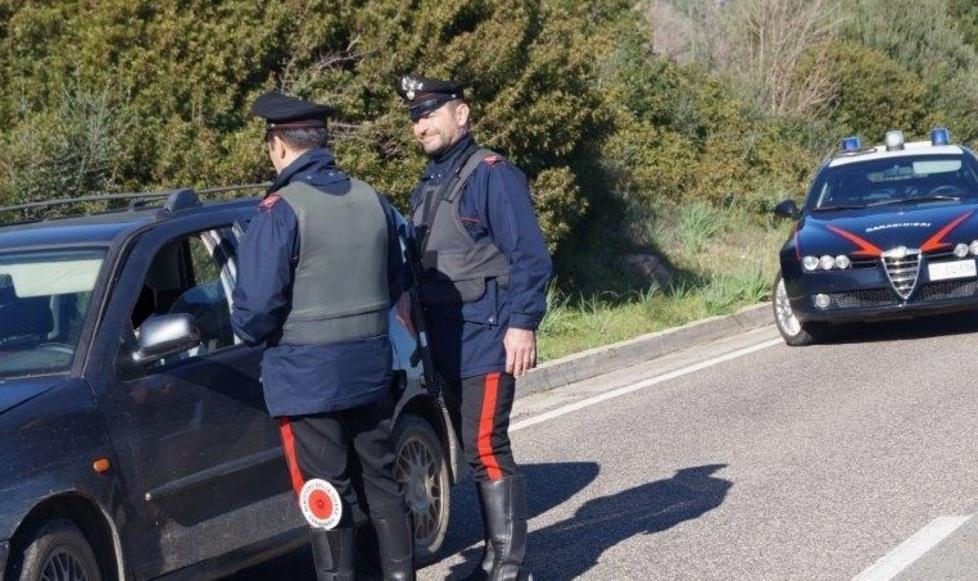 Detenevano droga, due giovani in manette