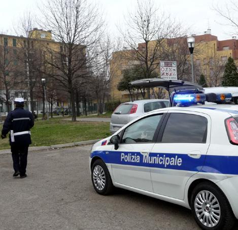 Parrucche e cinture ireggolari: multato il negozio