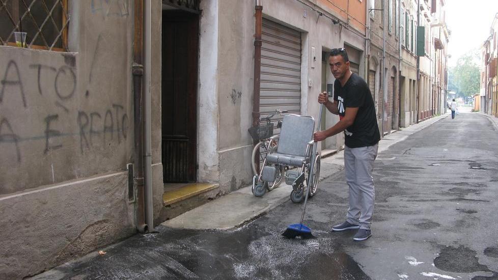 Una disabile bloccata da cumulo di rifiuti: interviene la polizia