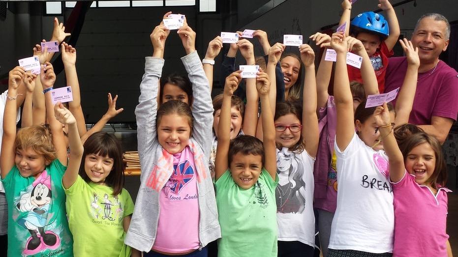Lezione di sicurezza stradale per i bambini di 8-10 anni