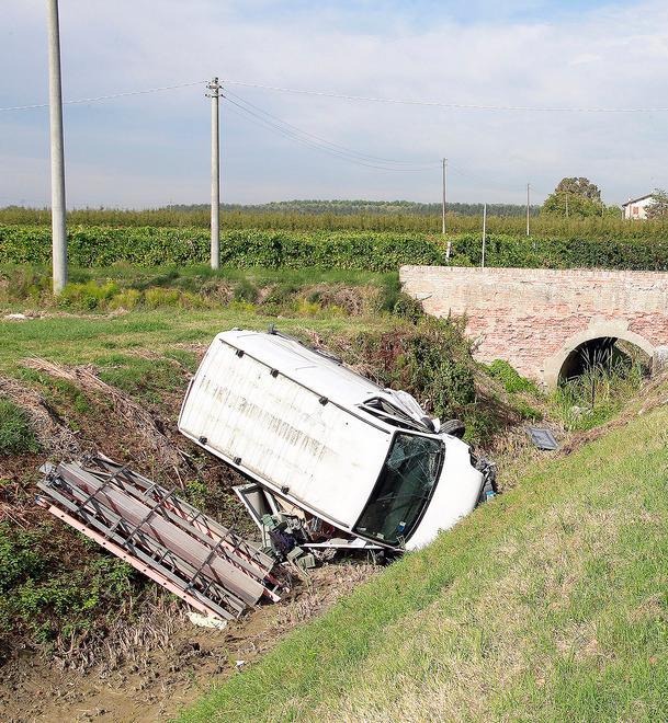 Nonantola, schianto: donna muore, grave il marito 