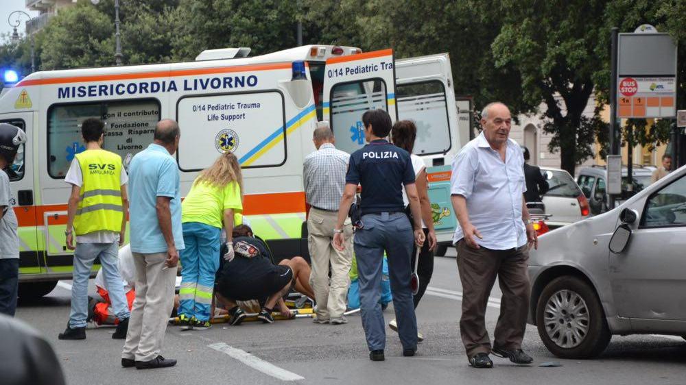 I soccorsi al giovane ferito sul viale Carducci