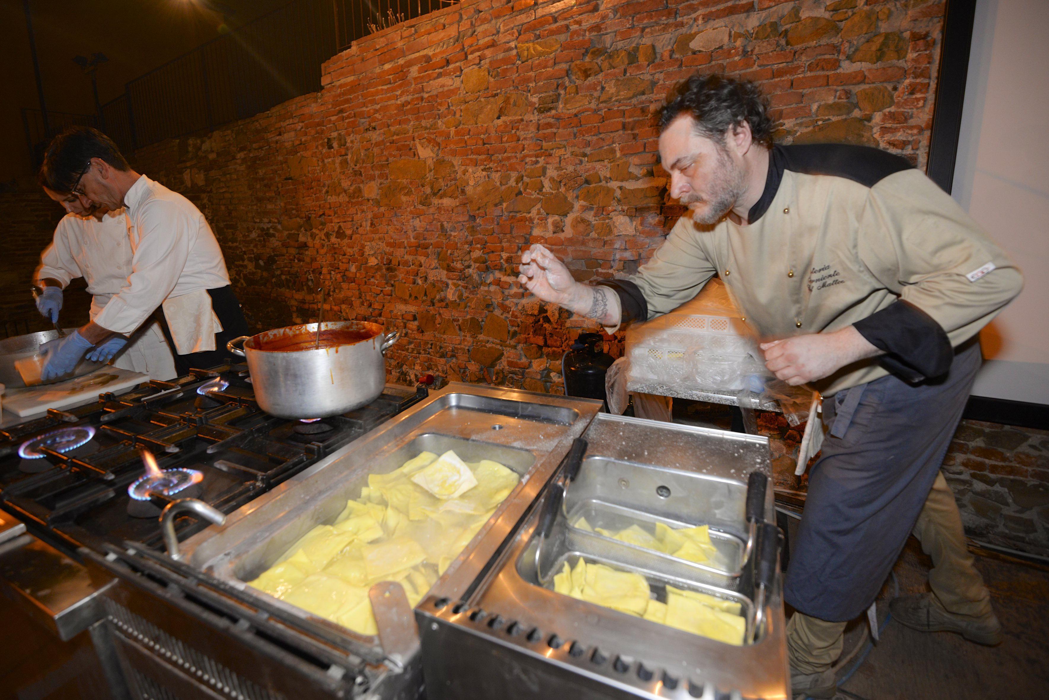 Lo chef Matteo Santoni dell'osteria Farniente mentre cucina i tortelli di Roberto Delli al Cassero 