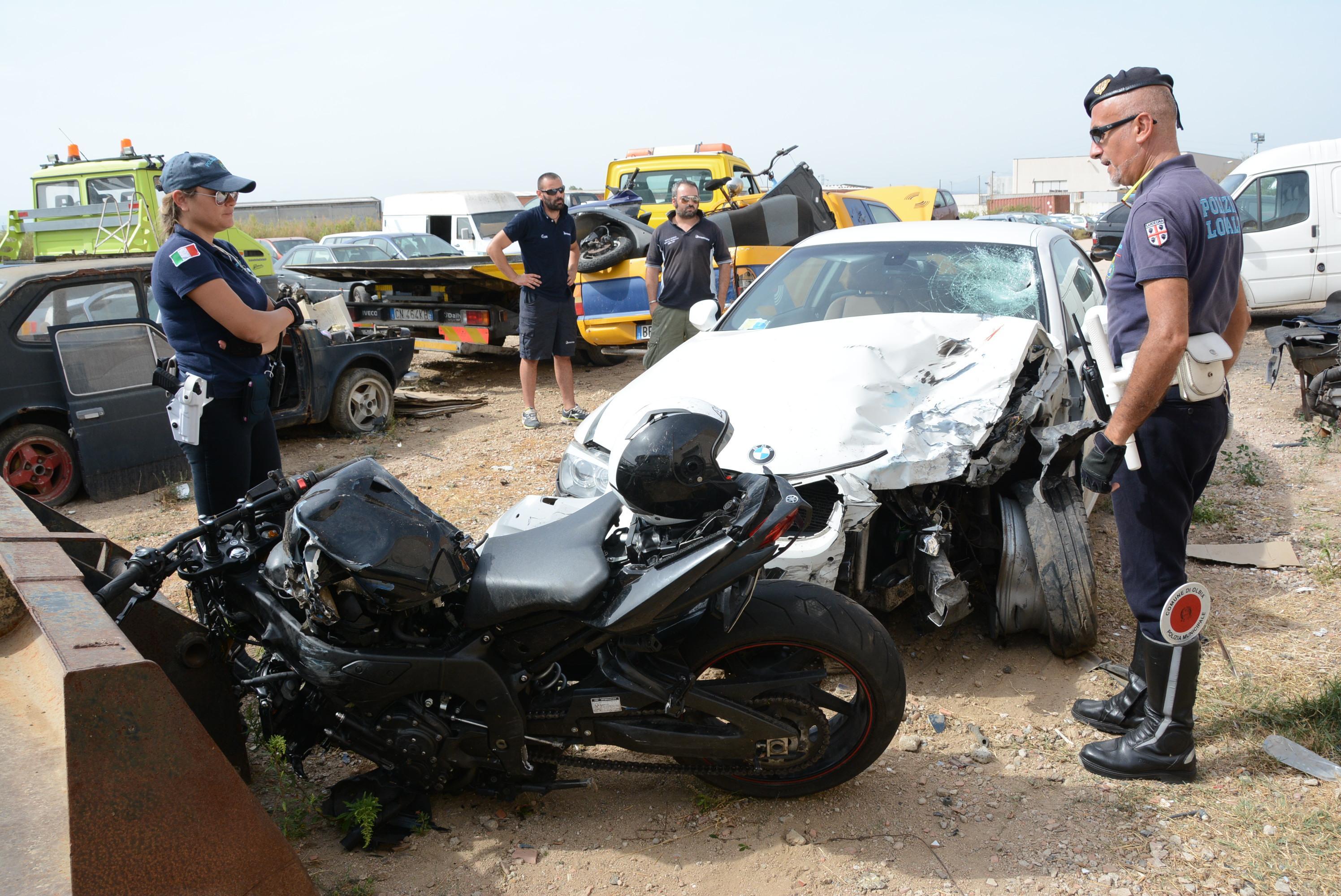 L'auto e la moto coinvolte nell'incidente sulla sopraelevata