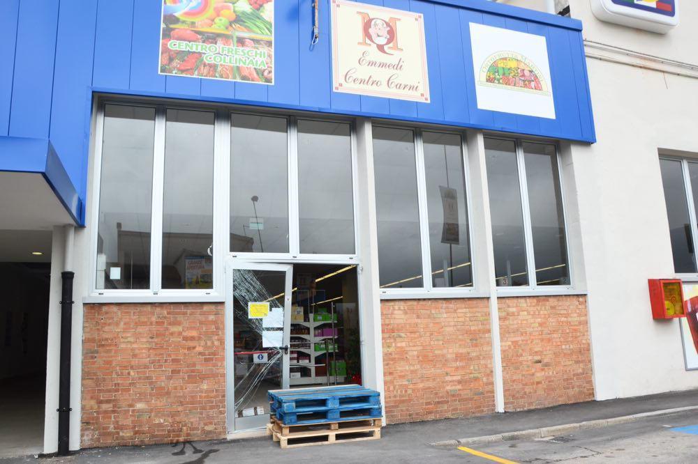 L'ingresso del supermercato in via Grotta delle Fate (Pentafoto)
