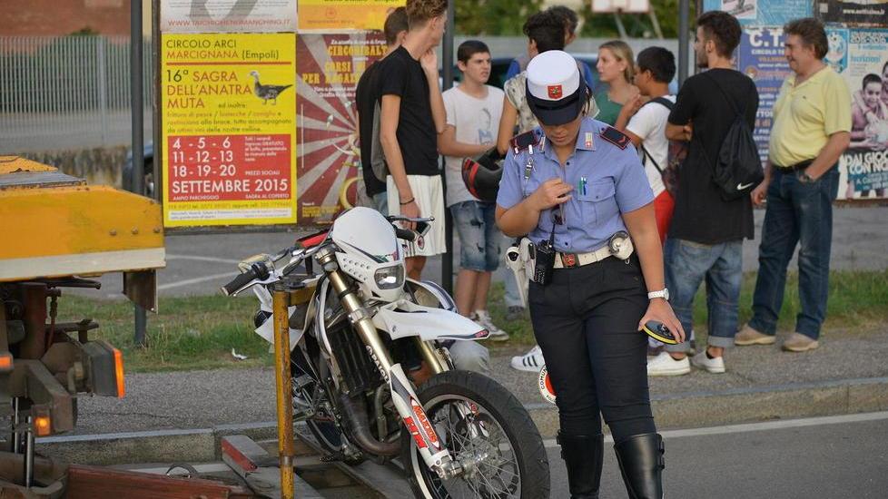 Moto contro un muro: 2 giovani feriti