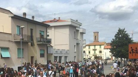 Crollo nella scuola studenti a lezione nel cinema di Certaldo