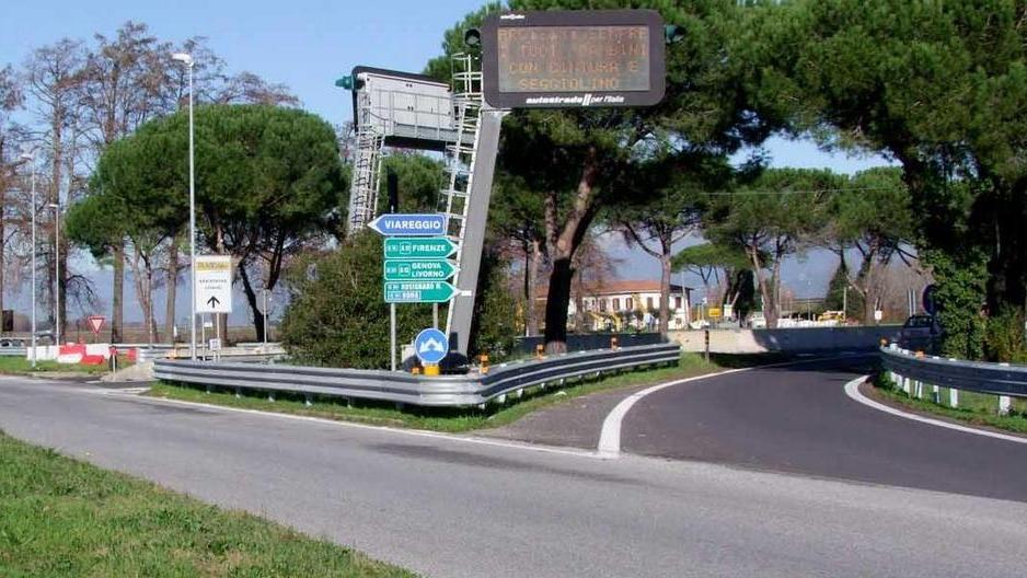 Operai e ruspe al lavoro per il nuovo svincolo