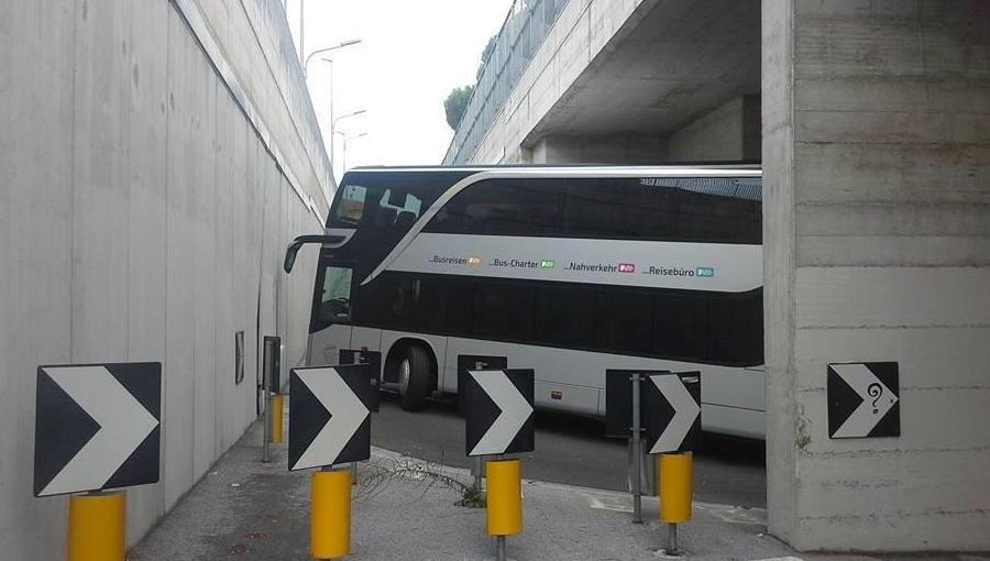 Un sottopasso da 7 milioni ma i bus restano incastrati 