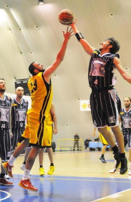 Basket Follonica primo galoppo contro Valdicornia 
