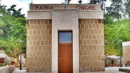 Mausoleo al fascista, Carrara contro Affile
