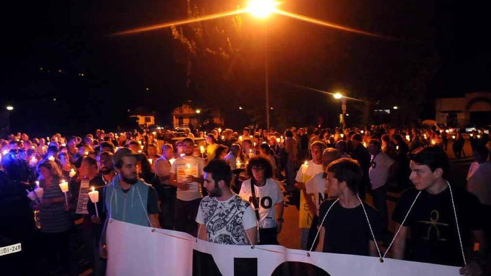 No al cemento, in settecento sfilano di notte